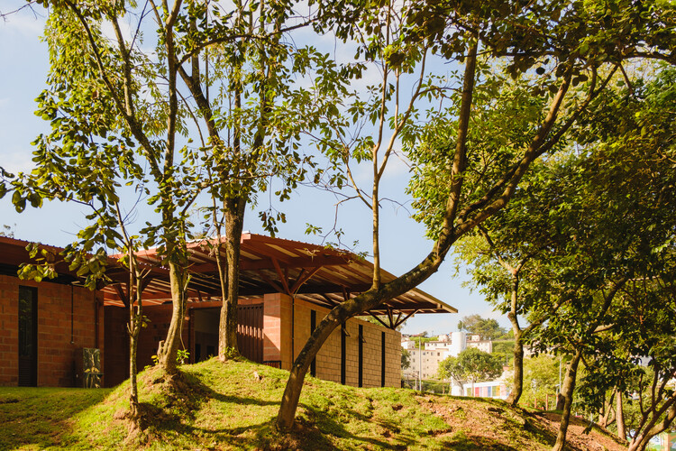 Parque Lineal Córrego do Bispo / Naturaleza Urbana - Fotografía exterior, Madeira, jardín