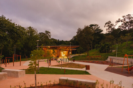 Córrego do Bispo Linear Park / Natureza Urbana - Image 12 of 24