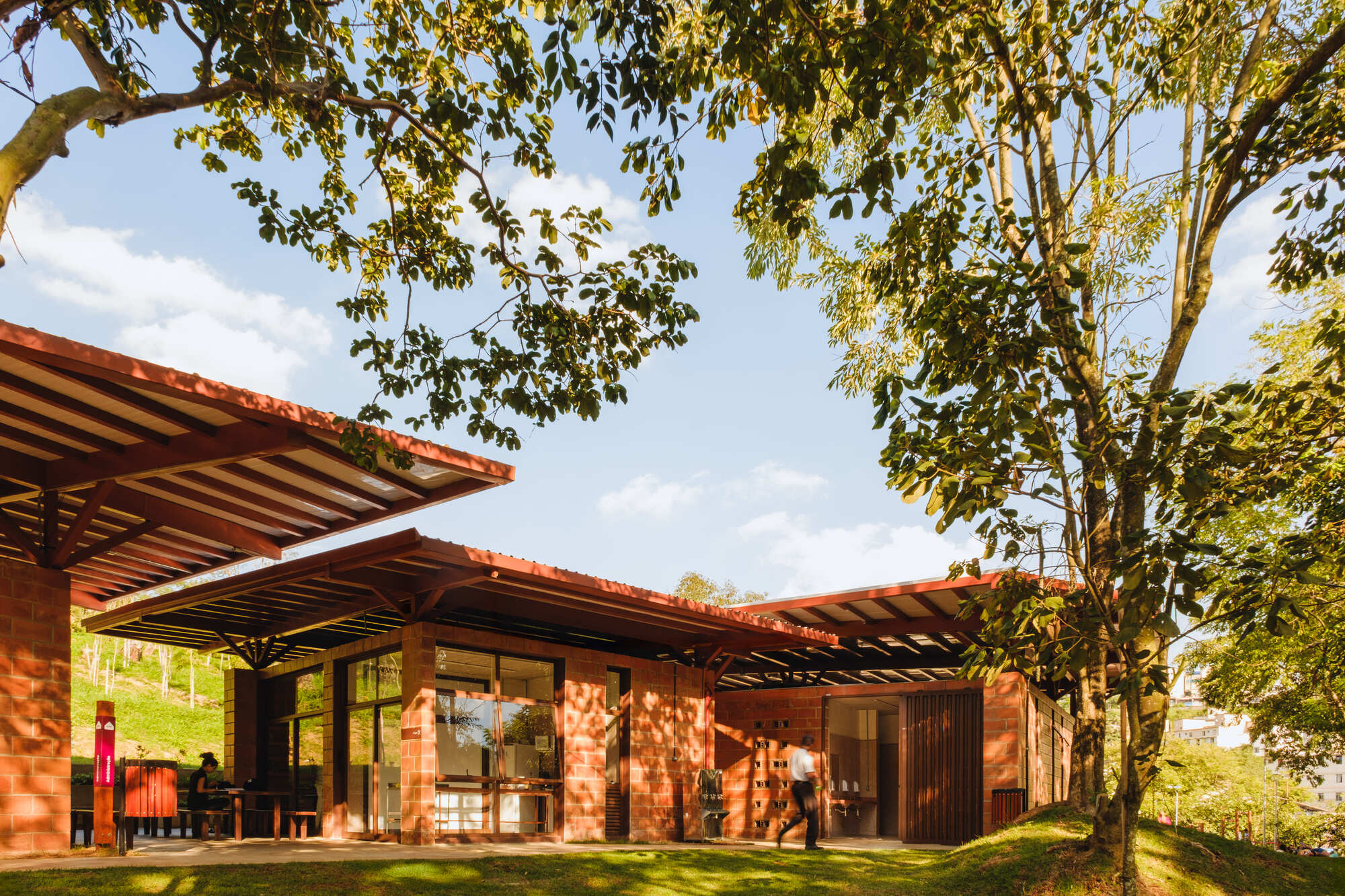 Corrego do Bispo Linear Park / Natureza Urbana