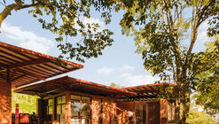 Córrego do Bispo Linear Park / Natureza Urbana