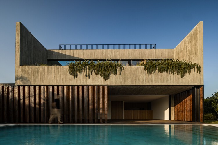 Casa Colinas / Atelier Data - Casas