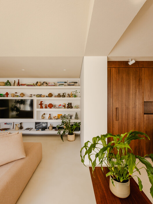 Apartamento Miguel Tostes / BARRA Arquitetos Apartamento Miguel Tostes / BARRA Arquitetos - Fotografía interior, Sala de estar, Madera