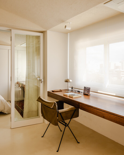 Apartamento Miguel Tostes / BARRA Arquitetos Apartamento Miguel Tostes / BARRA Arquitetos - Fotografía interior, Baño, Madera, Iluminación, Mesas, Sillas