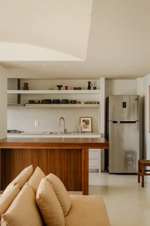 Apartamento Miguel Tostes / BARRA Arquitetos Apartamento Miguel Tostes / BARRA Arquitetos - Fotografía interior, Cocina, Madera, Mesas, Iluminación, Sillas, Encimera