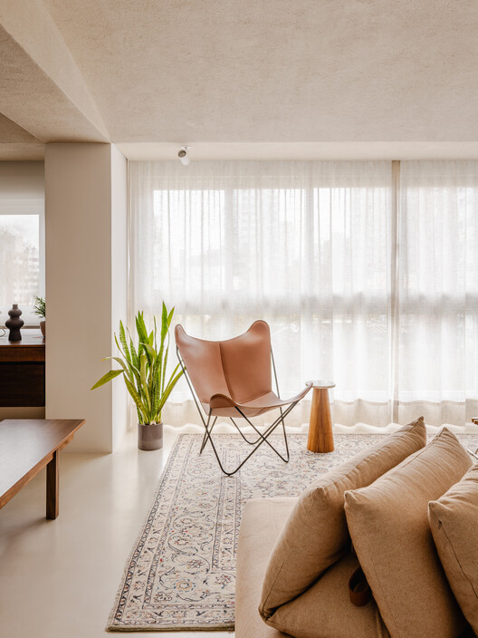 Apartamento Miguel Tostes / BARRA Arquitetos Apartamento Miguel Tostes / BARRA Arquitetos - Fotografía interior, Sala de estar, Sillones, Sillas