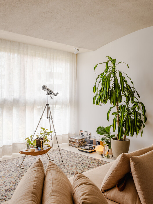 Apartamento Miguel Tostes / BARRA Arquitetos Apartamento Miguel Tostes / BARRA Arquitetos - Fotografía interior, Sala de estar, Iluminación