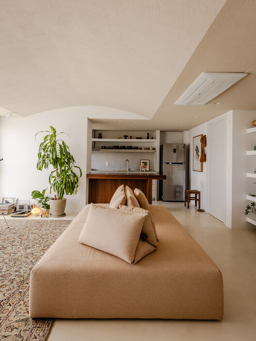 Apartamento Miguel Tostes / BARRA Arquitetos Apartamento Miguel Tostes / BARRA Arquitetos - Fotografía interior, Sala de estar, Sillones, Madera, Iluminación, Sillas