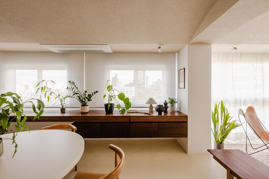 Apartamento Miguel Tostes / BARRA Arquitetos Apartamento Miguel Tostes / BARRA Arquitetos - Fotografía interior, Madera, Mesas, Iluminación, Sillas