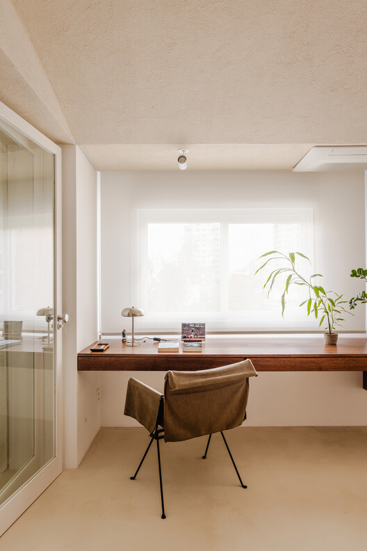 Apartamento Miguel Tostes / BARRA Arquitetos Apartamento Miguel Tostes / BARRA Arquitetos - Fotografía interior, Madera, Iluminación, Sillas