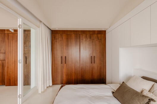 Apartamento Miguel Tostes / BARRA Arquitetos Apartamento Miguel Tostes / BARRA Arquitetos - Fotografía interior, Dormitorio, Camas, Madera, Iluminación, Puerta