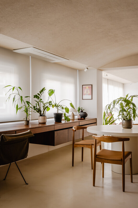 Apartamento Miguel Tostes / BARRA Arquitetos Apartamento Miguel Tostes / BARRA Arquitetos - Fotografía interior, Comedor, Madera, Mesas, Iluminación, Sillas