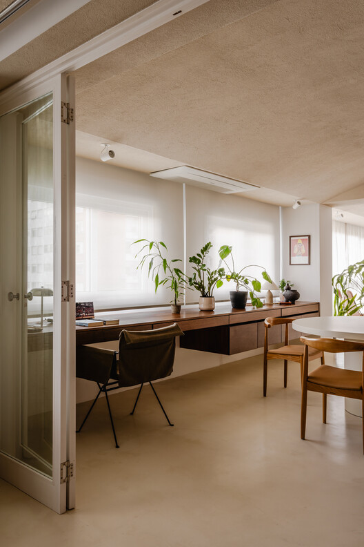 Apartamento Miguel Tostes / BARRA Arquitetos Apartamento Miguel Tostes / BARRA Arquitetos - Fotografía interior, Comedor, Madera, Mesas, Sillas, Iluminación, Vidrio