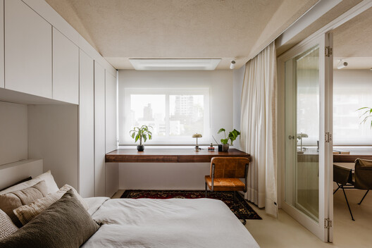 Apartamento Miguel Tostes / BARRA Arquitetos Apartamento Miguel Tostes / BARRA Arquitetos - Fotografía interior, Dormitorio, Camas, Madera, Iluminación