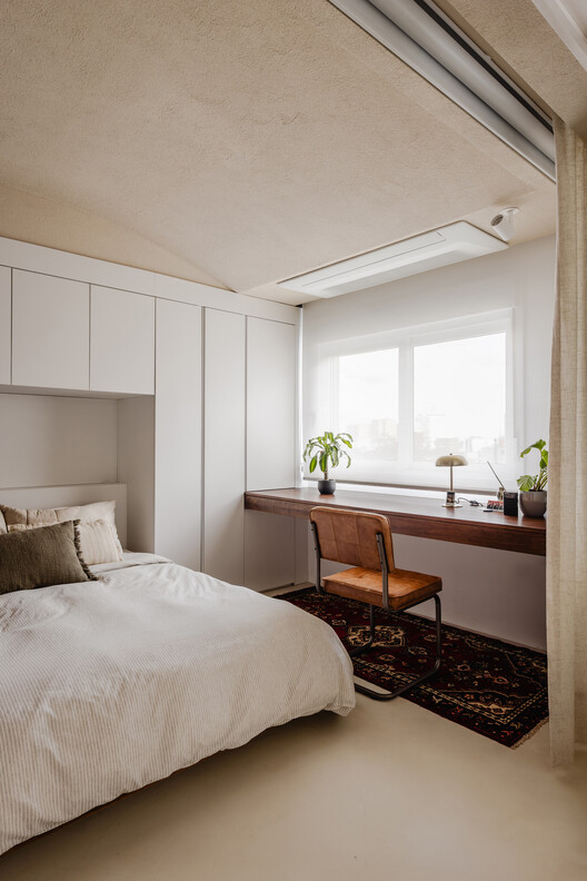 Apartamento Miguel Tostes / BARRA Arquitetos Apartamento Miguel Tostes / BARRA Arquitetos - Fotografía interior, Dormitorio, Camas, Madera, Iluminación