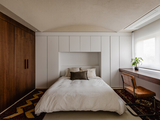 Apartamento Miguel Tostes / BARRA Arquitetos Apartamento Miguel Tostes / BARRA Arquitetos - Fotografía interior, Dormitorio, Camas, Madera, Iluminación