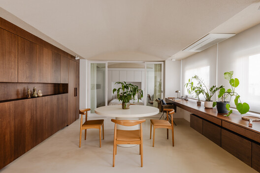 Apartamento Miguel Tostes / BARRA Arquitetos Apartamento Miguel Tostes / BARRA Arquitetos - Fotografía interior, Comedor, Madera, Mesas, Iluminación, Sillas