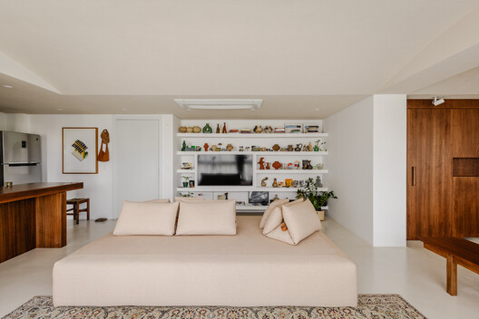 Apartamento Miguel Tostes / BARRA Arquitetos Apartamento Miguel Tostes / BARRA Arquitetos - Fotografía interior, Sala de estar, Madera, Sillones, Camas, Dormitorio