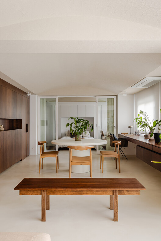 Apartamento Miguel Tostes / BARRA Arquitetos Apartamento Miguel Tostes / BARRA Arquitetos - Fotografía interior, Comedor, Madera, Mesas, Sillas