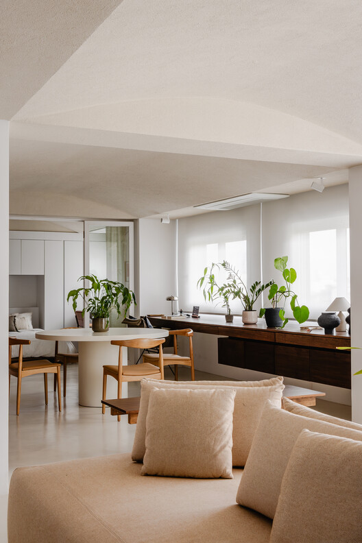 Apartamento Miguel Tostes / BARRA Arquitetos Apartamento Miguel Tostes / BARRA Arquitetos - Fotografía interior, Comedor, Madera, Mesas, Iluminación, Sillones, Sillas