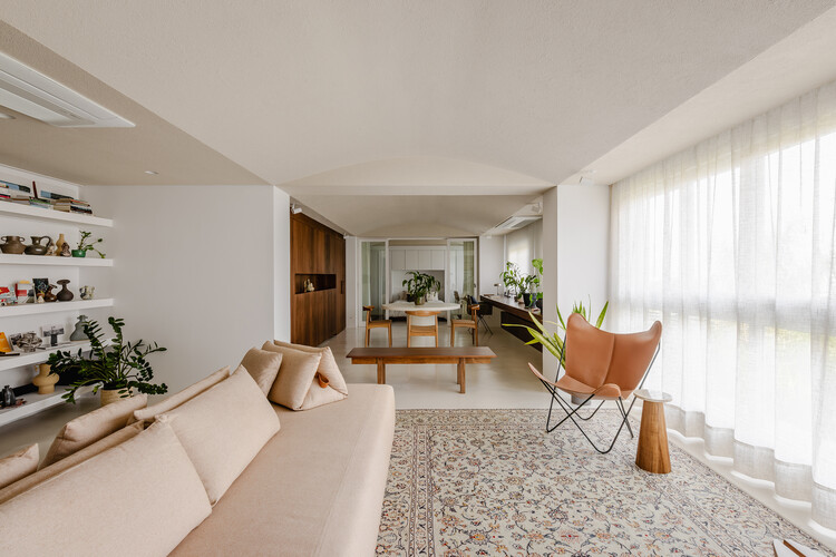 Apartamento Miguel Tostes / BARRA Arquitetos - fotografía de interiores, salón, madera, sillón, silla