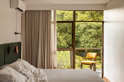 Moiré Apartment / CODA Arquitetura - Interior Photography, Bedroom, Wood, Bed, Lighting