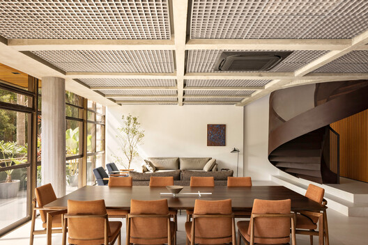 Moiré Apartment / CODA Arquitetura - Interior Photography, Living Room, Wood, Table, Chair, Lighting, Beam