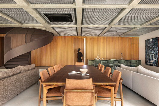 Moiré Apartment / CODA Arquitetura - Interior Photography, Living Room, Wood, Table, Chair