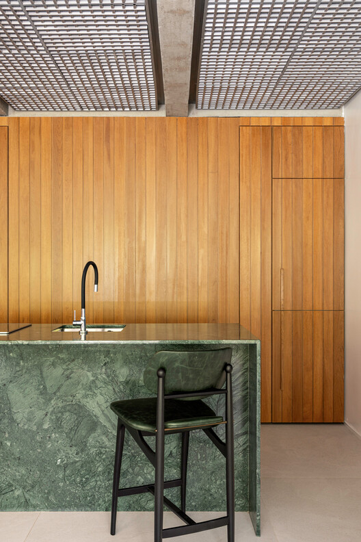Moiré Apartment / CODA Arquitetura - Interior Photography, Kitchen, Wood, Countertop