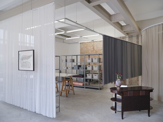 ÃO ATELIÊ/SHOWROOM / Clube ÃO ATELIÊ/SHOWROOM / Clube - Interior Photography, Lighting, Glass, Chair