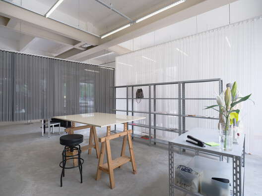 ÃO ATELIÊ/SHOWROOM / Clube ÃO ATELIÊ/SHOWROOM / Clube - Interior Photography, Kitchen, Table, Lighting, Chair, Glass, Steel