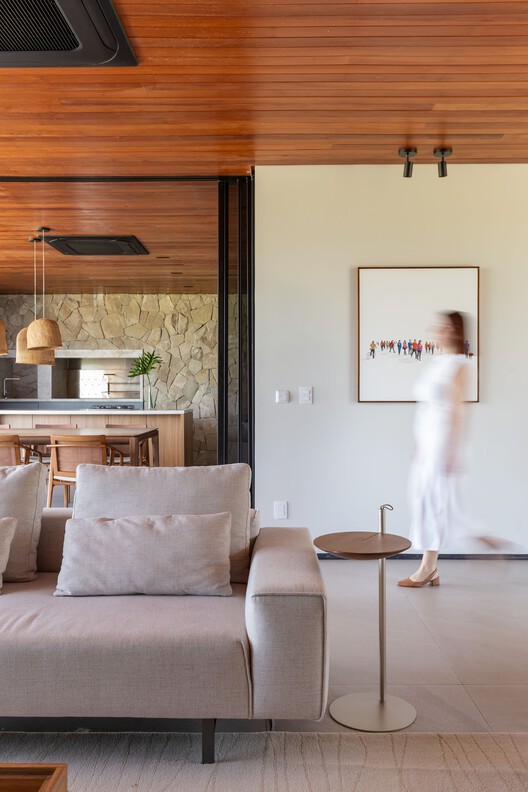 Casa Ilhas / RMK Arquitetura + Galeria 733 - Fotografia de Interiores, Sofá, Madeira, Mesa, Iluminação, Cadeira