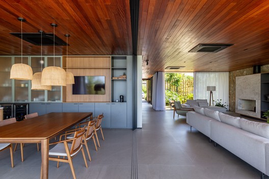 Casa Ilhas / RMK Arquitetura + Galeria 733 - Fotografia de Interiores, Madeira, Mesa, Cadeira, Iluminação, Sofá
