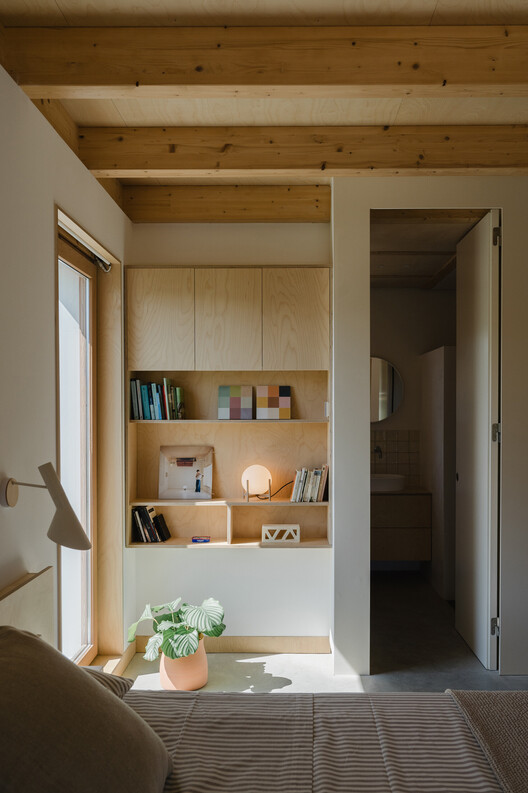 Casa al Pradet / Clara Crous Arquitectura - fotografía de interiores, madera, estanterías, iluminación, dormitorio