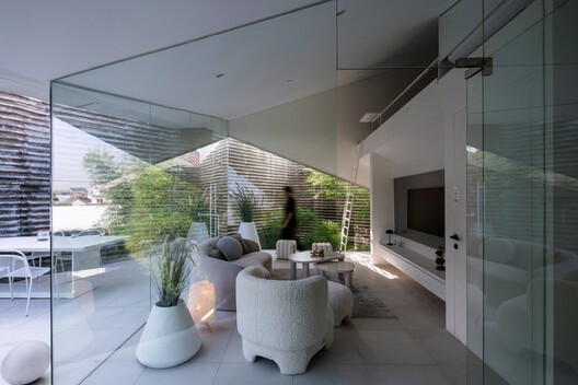 Folded Rooms Garden / RAD+ar (Research Artistic Design + architecture) Folded Rooms Garden / RAD+ar (Research Artistic Design + architecture) - Interior Photography, Living Room, Sofa, Lighting, Chair, Glass