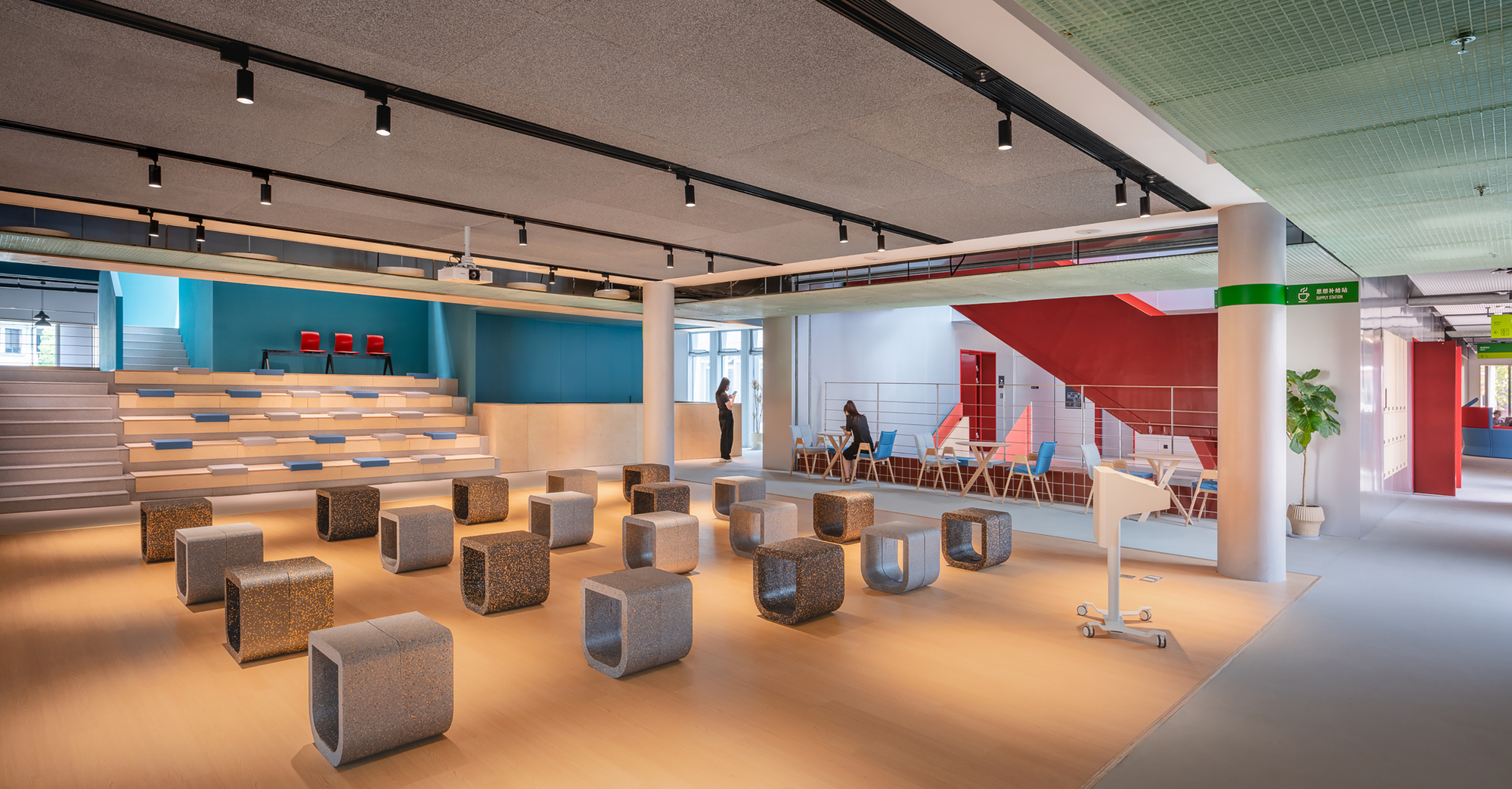 Galeria de Centro de Marca Hillstation – Pátio 7hills / ConCom Studio - 30