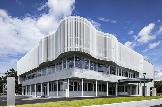 Tsuruoka City Shonai Nursing School / MIKAMI Architects