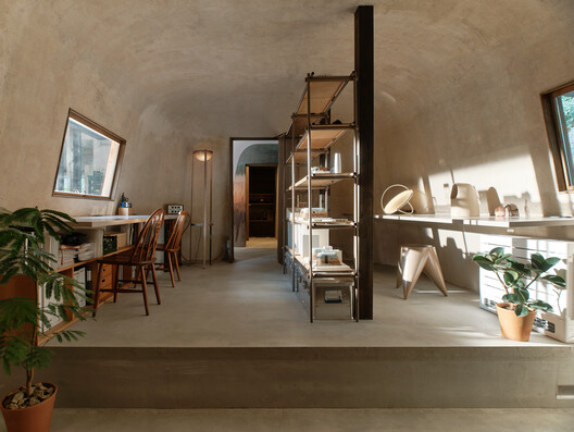 Haniyasu House / AATISMO - Interior Photography, Dining room, Wood, Lighting, Chair