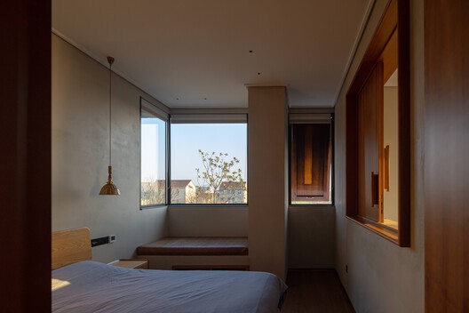 East Courtyard / Benzhe Design - Interior Photography, Bedroom, Wood
