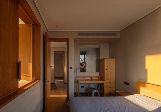 East Courtyard / Benzhe Design - Interior Photography, Wood, Bedroom, Bed