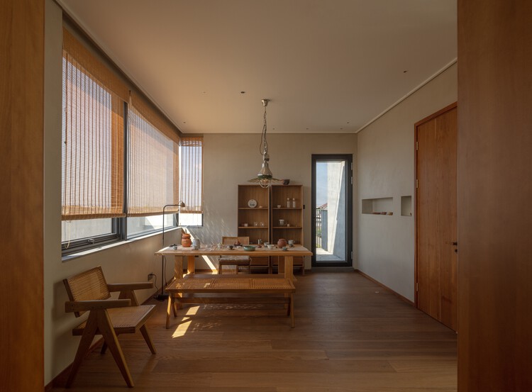 东院儿 / 本哲建筑 - 室内图, 木头, 灯, 桌子, 椅子, 玻璃