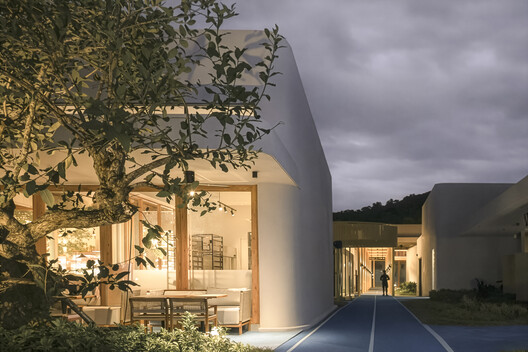 My Front Yard / Architectkidd My Front Yard / Architectkidd - Image 13 of 17