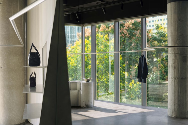 YEARLY PLAN上海永源路展厅 / 是所设计 - 室内图, 灯, 玻璃