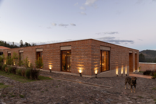 Arupo House / Cordada Arquitectura Arupo House / Cordada Arquitectura - Exterior Photography, Brick