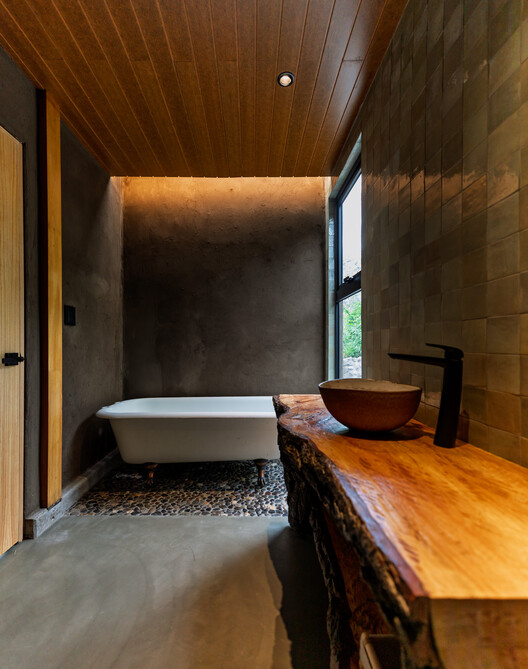 House in the Woods / Espinoza Carvajal Arquitectos - Interior Photography, Bathroom, Wood, Lighting