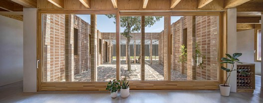 La Montse and Manel's House / OBO Estudi - Interior Photography, Wood, Brick, Beam