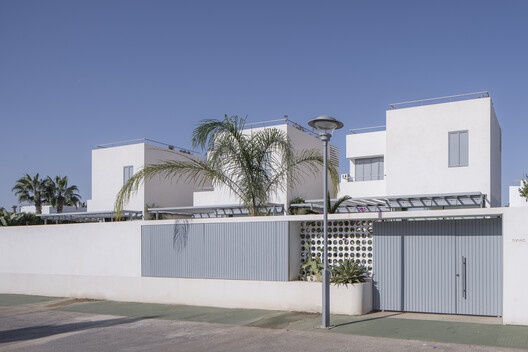 Casas Puerto Rey / tresunouno Casas Puerto Rey / tresunouno - Fotografía exterior, Fachada, Balcón, Concreto