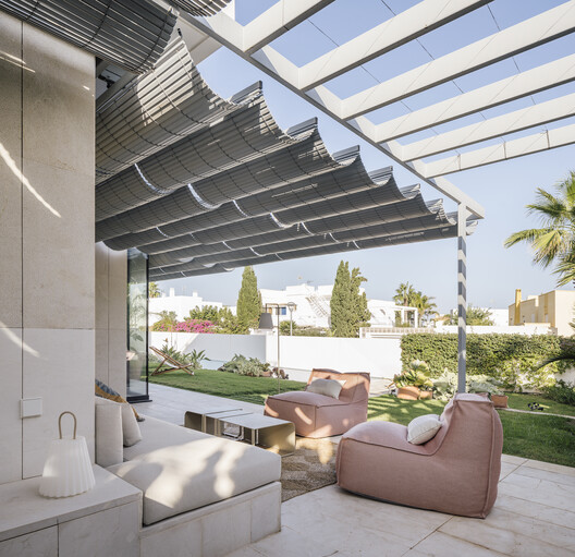 Casas Puerto Rey / tresunouno Casas Puerto Rey / tresunouno - Fotografía interior, Sala de estar, Sillas, Patio, Patio interior