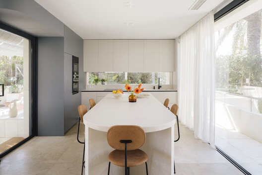 Casas Puerto Rey / tresunouno Casas Puerto Rey / tresunouno - Fotografía interior, Madera, Mesas, Sillas, Iluminación, Cocina, Encimera, Vidrio