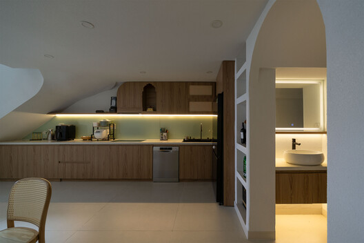 HOIKIENG19 House / Hinzstudio - Interior Photography, Kitchen, Wood, Lighting, Countertop, Chair