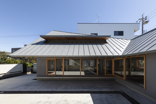 Folded Roof House / ISHIZAKI ARCHITECTS
